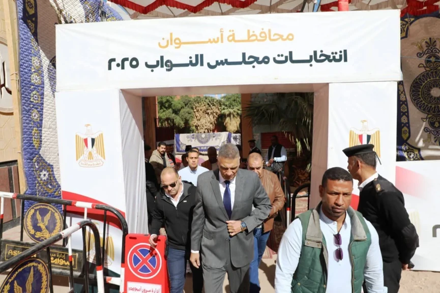 محافظ أسوان يتفقد اللجان الإنتخابية فى اليوم الأول لجولة الإعادة للمرحلة الأولى لمجلس النواب