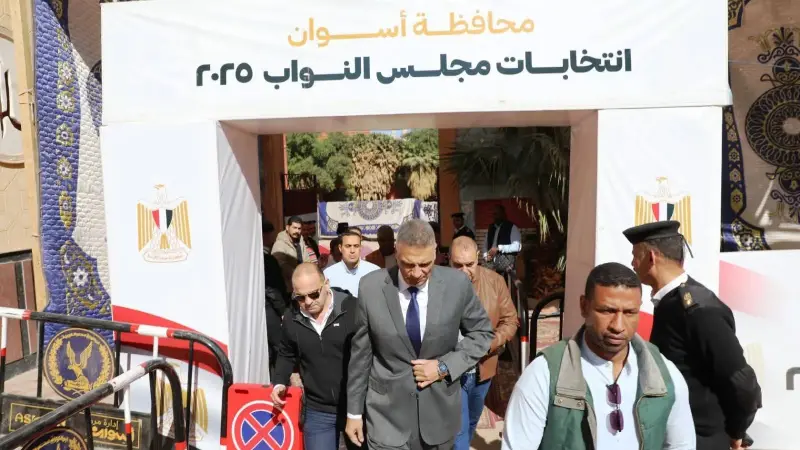 محافظ أسوان يتفقد اللجان الإنتخابية فى اليوم الأول لجولة الإعادة للمرحلة الأولى لمجلس النواب