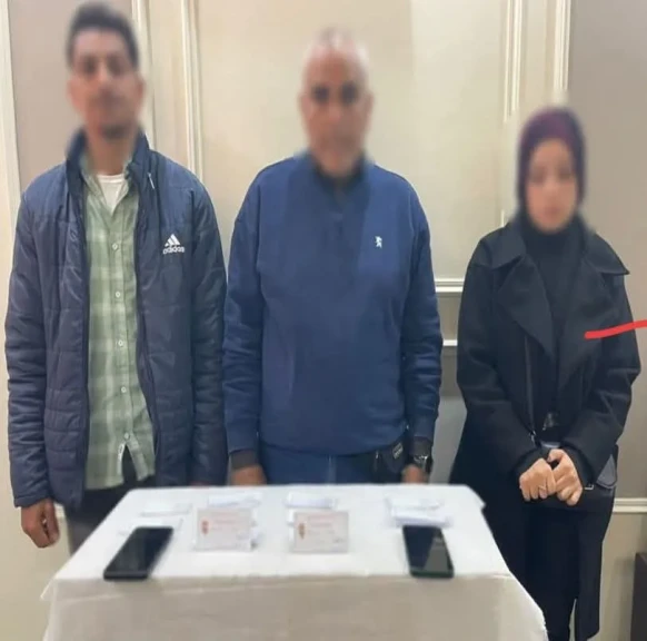 الداخلية:ضبط شخصين وسيدة لقيامهم بتوزيع كروت دعاية انتخابية بالمنيا