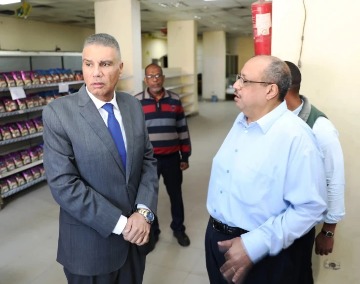 محافظ أسوان يقوم بزيارة مفاجئة لمحافظ أسوان بالمجمع الإستهلاكى بالشيخ هارون