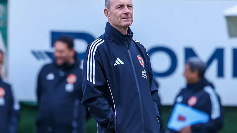 توروب يعقد محاضرة للاعبي الأهلي .. وفقرات خططية متنوعة