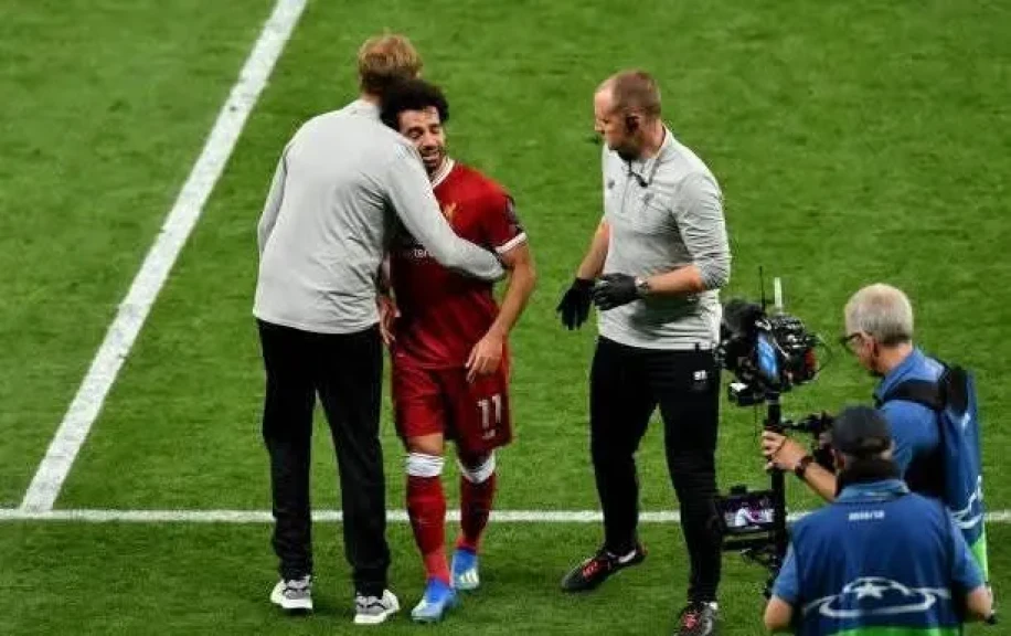 كلوب يدافع عن محمد صلاح: سيذكره التاريخ كأحد أعظم اللاعبين