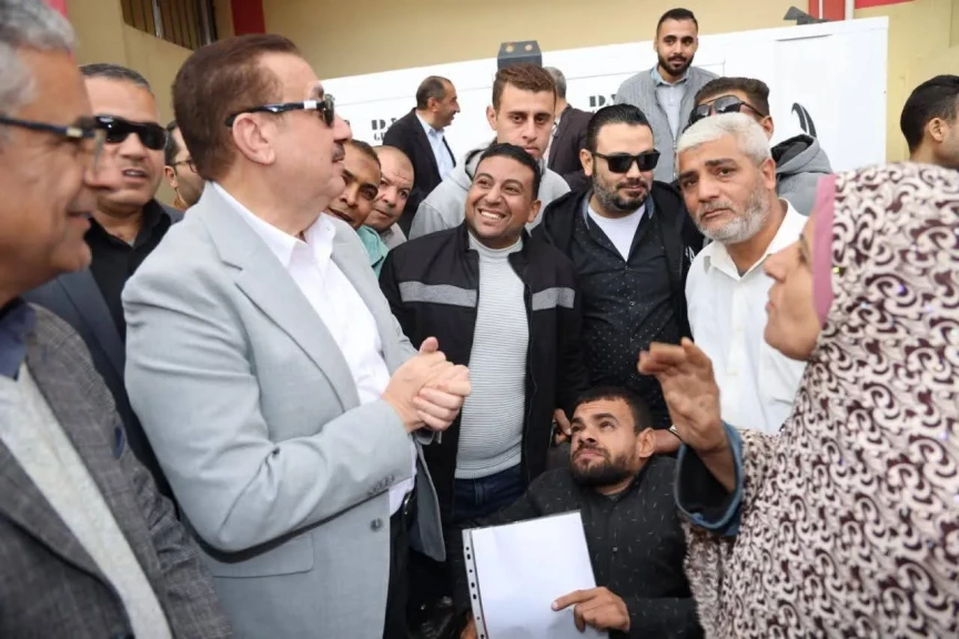 محافظ المنوفية  يلتقي حالتين من ذوي الهمم من أسرة واحدة