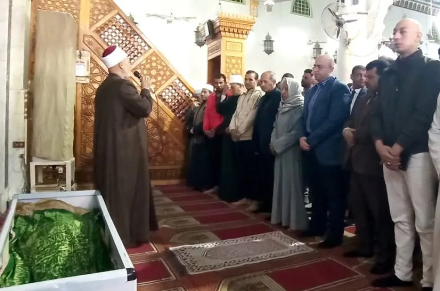 محافظ بني سويف يؤدي صلاة الجنازة على أحد العاملين بمشروع النظافة بالمسجد الكبير