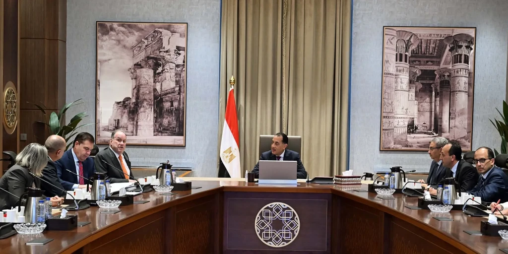 رئيس الوزراء يلتقي رئيس مجلس إدارة شركة ”بلومبرج جرين”