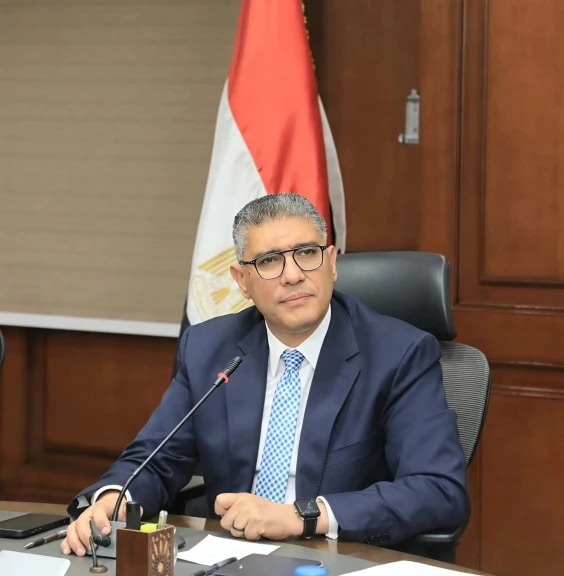 محافظ الجيزة يتابع جهود مديرية الصحة في التفتيش على ٣٠ منشأة طبية