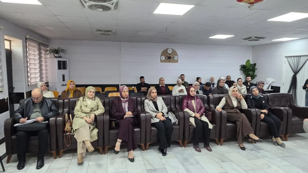 تدريسي في كلية طب المستنصرية ببغداد يلقي محاضرة علمية عن التشخيص المبكر وعلاج سرطان الثدي