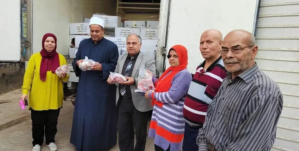 محافظ الجيزة: توزيع ٢ طن من لحوم صكوك الأضاحي على الأسر الأولى بالرعاية