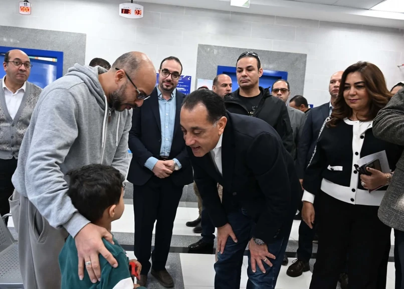 خلال تفقده مركز طب الأسرة بطحانوب .. رئيس الوزراء يجري حوارا مع المواطنين حول الخدمات المقدمة