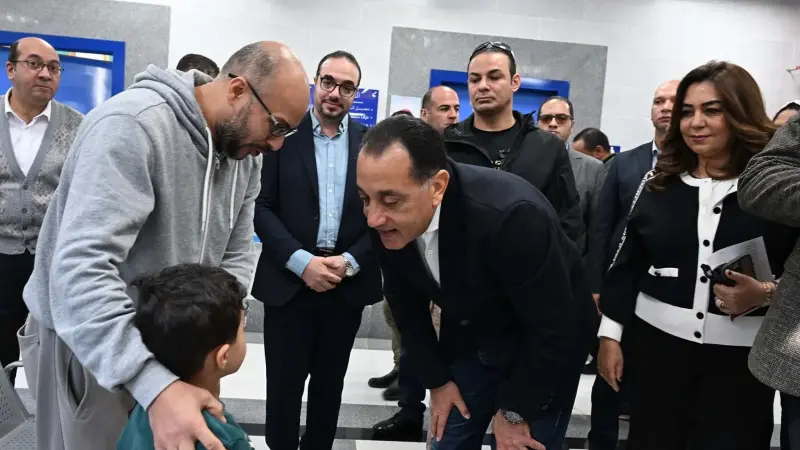 خلال تفقده مركز طب الأسرة بطحانوب .. رئيس الوزراء يجري حوارا مع المواطنين حول الخدمات المقدمة