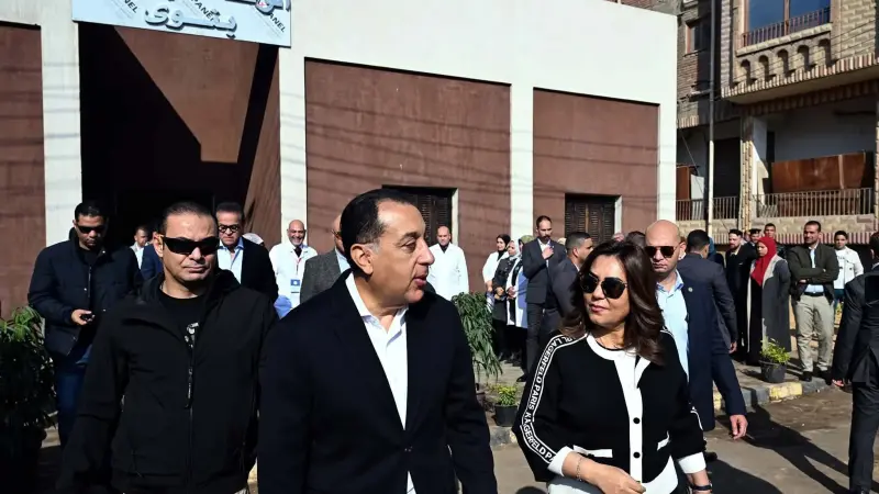 رئيس الوزراء يتفقد الوحدة البيطرية بقرية نوى ضمن مشروعات حياة كريمة بالقليوبية