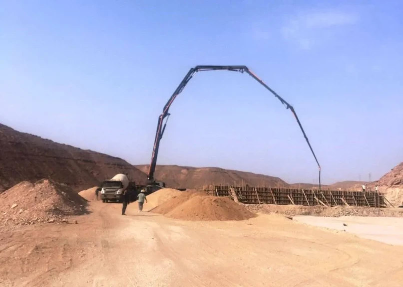 محافظة أسوان يتابع أعمال تنفيذ مشروع الصرف الصحى المتكامل بقرى أبو الريش