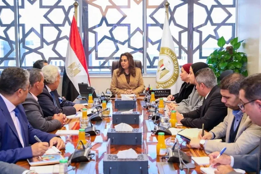 د. منال عوض تبحث فرص الاستثمار المستدام داخل المحميات الطبيعية مع أحد المستثمرين