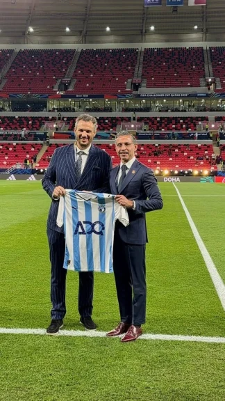 رئيس بيراميدز يتبادل الهدايا التذكارية مع مسئولي نادي فلامنجو