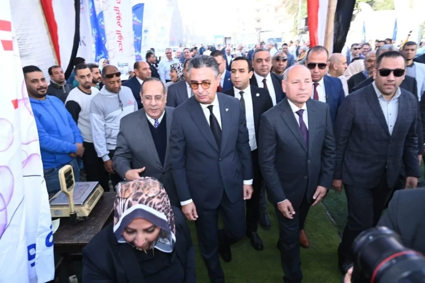وزير التموين ومحافظ القاهرة يفتتحان سوق ”اليوم الواحد” بالمرج