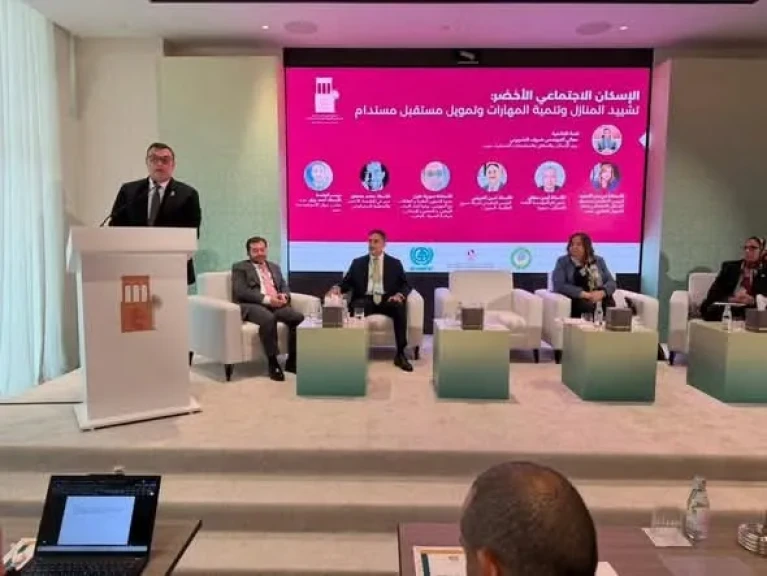 وزير الإسكان يشارك في جلسة حوارية حول الإسكان الاجتماعي الأخضر