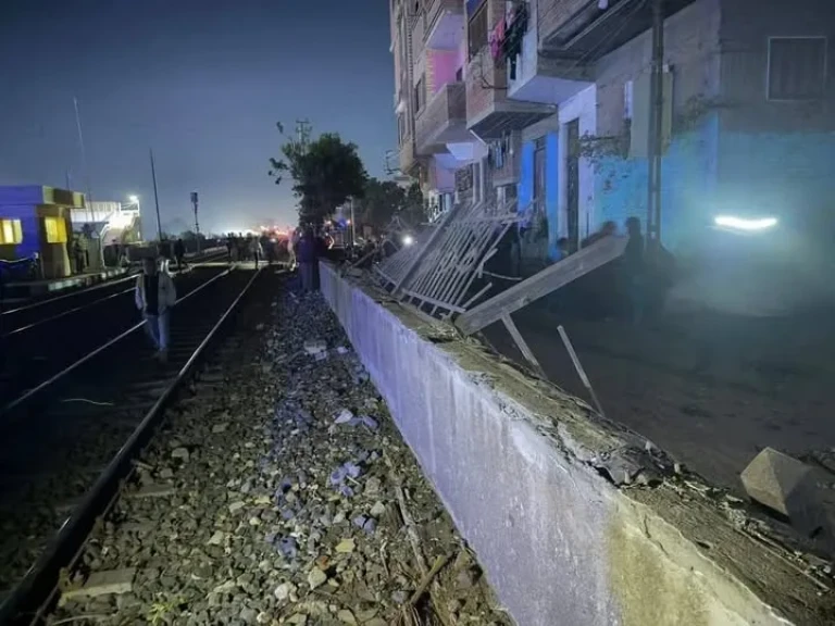 ”السكة الحديد”: لا إصابات أو أضرار فنية جراء سقوط عدد من الحاويات من قطار بضائع بالقليوبية