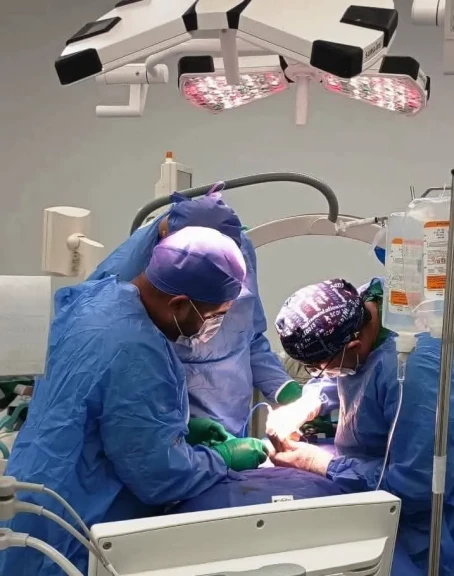 محافظ أسوان يشيد بنجاح جراحة دقيقة للعمود الفقرى بمستشفى دراو المركزى