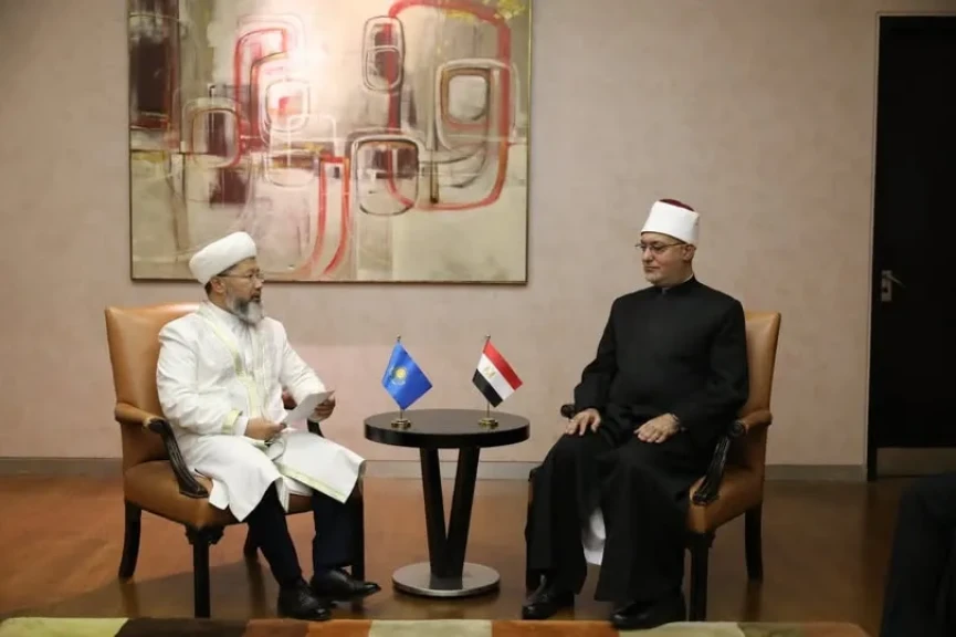 مفتي الجمهورية يلتقي مفتي كازاخستان على هامش الندوة الدولية الثانية للإفتاء