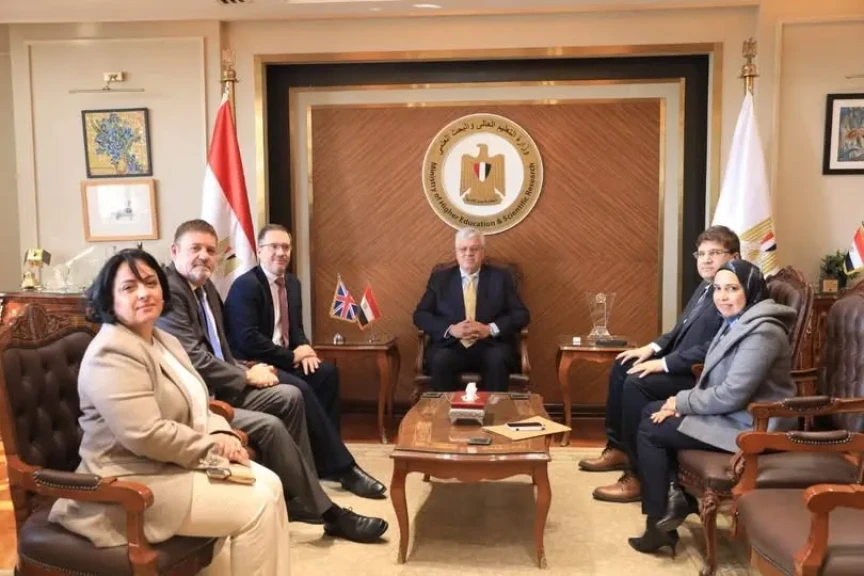 وزير التعليم العالي يلتقي سفير المملكة المتحدة بالقاهرة لبحث التوسع في الفروع الدولية