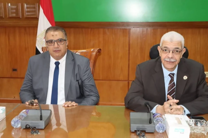 رئيس جامعة المنوفية يجتمع بفريق العمل الجديد بمعهد الأورام