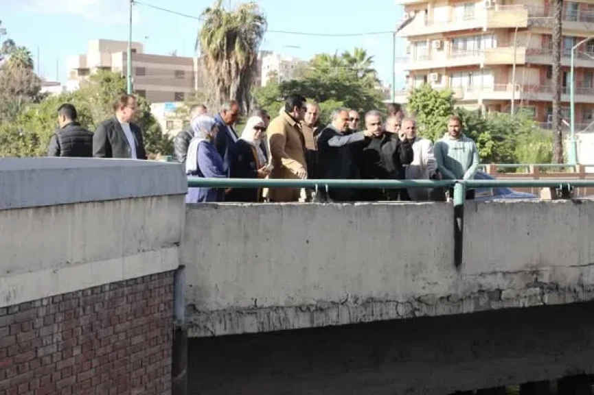 محافظ الشرقية يعاين جسر بحر مويس بجوار كوبري عرابي بمدينة الزقازيق ويوجه بإقامة حائط ساند للجسر بطول ٣٠ مترًا