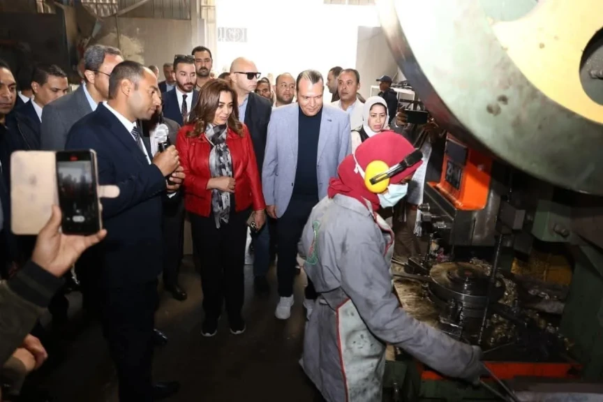 وزيرة التنمية المحلية ومحافظ قنا يتفقدان المنطقة الصناعية بقفط ويزوران عددًا من مصانع الصناعات المعدنية
