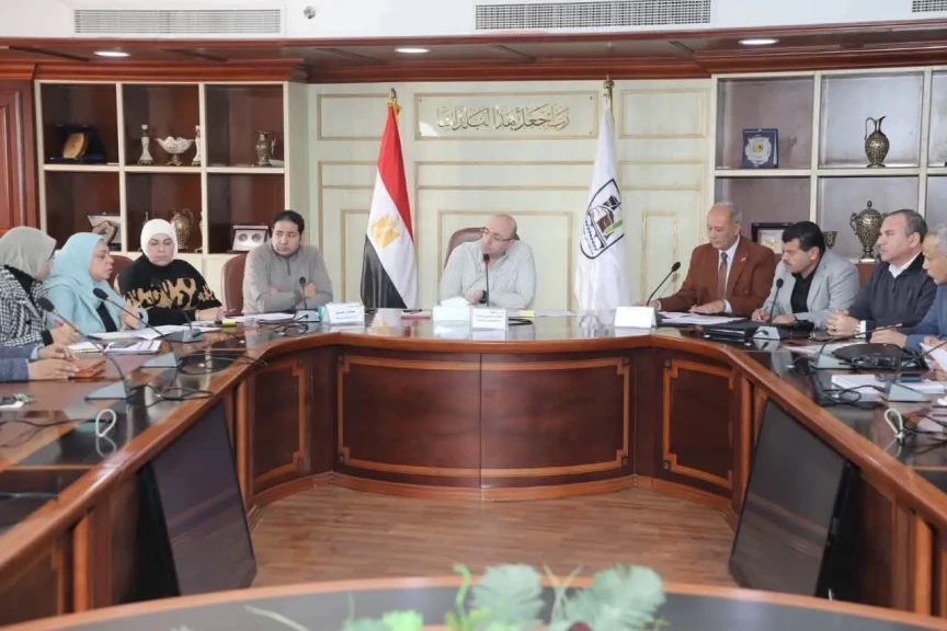 محافظ بني سويف  يُوجه بحزمة من الإجراءات لتسريع وتيرة العمل