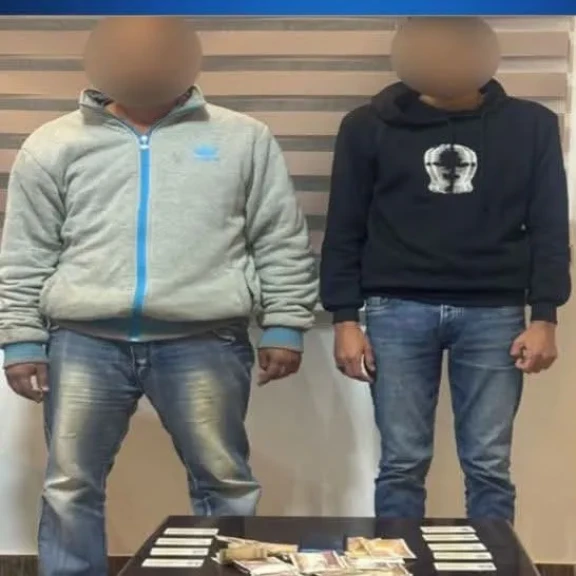 الداخلية: ضبط شخصان وبحوزتهم عدد من البطاقات الشخصية الخاصة ببعض المواطنين ومبلغ مالى تمهيداً لتوزيعها على الناخبين