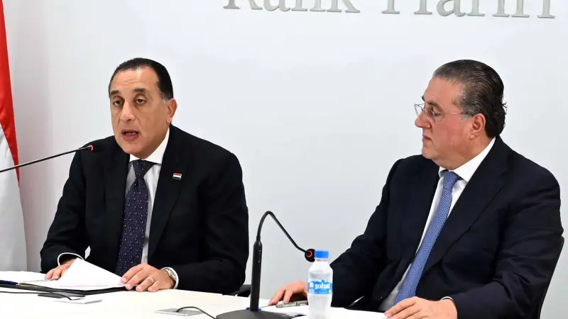 رئيس الوزراء يجيب عن أسئلة مسئولي الهيئات الاقتصادية وغرفة التجارة والصناعة بلبنان .. صور