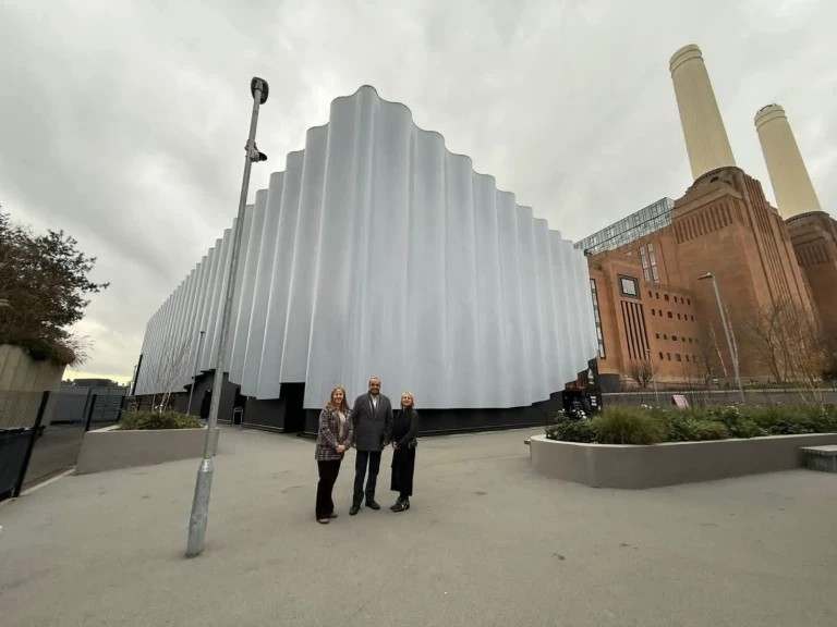 الأمين العام للمجلس الأعلى للآثار يتفقد الاستعدادات النهائية لاستقبال معرض «رمسيس وذهب الفراعنة» بالعاصمة البريطانية لندن