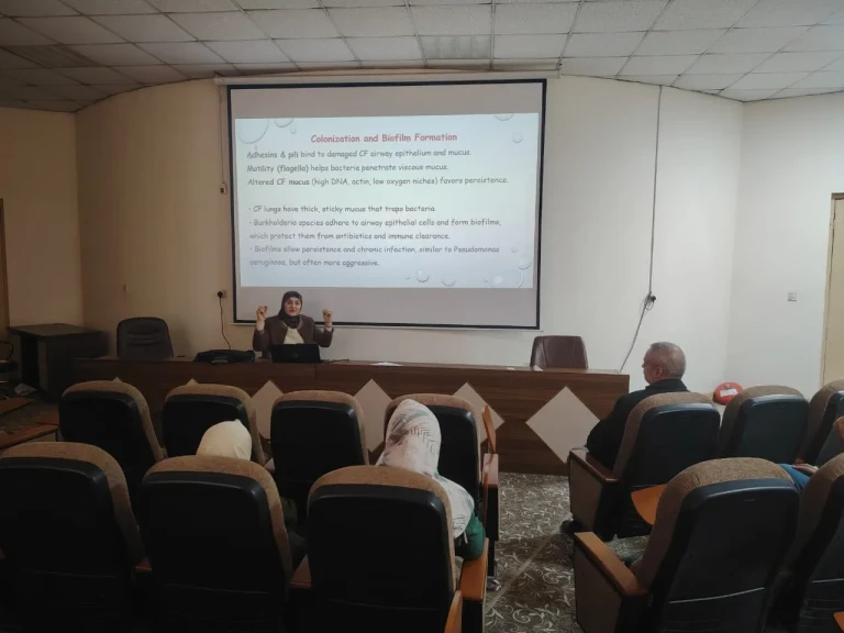 محاضرة علمية في كلية طب المستنصرية ببغداد عن التليف الكيسي المرتبط ببكتيريا بوركولدرية سيباسيا