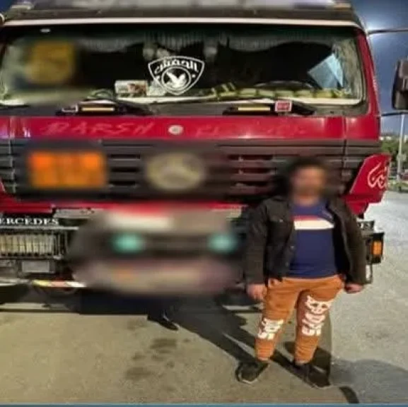 الداخلية: ضبط قائد سيارة نقل قلاب بدون لوحات معدنية إصطدمت بسيارة أخري مما أدى لحدوث تلفيات