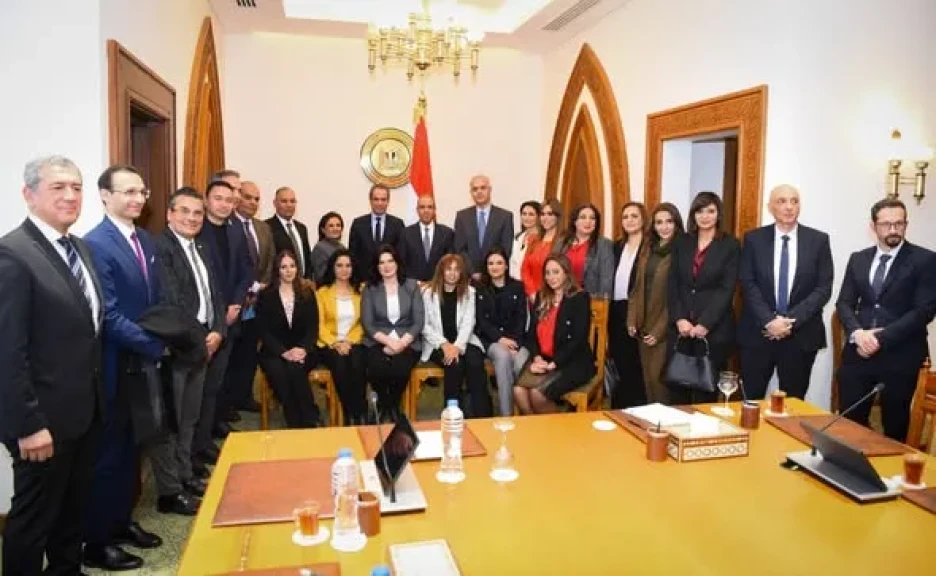 وزير الخارجية يستقبل رئيس الهيئة الوطنية للاعلام ومذيعي التليفزيون المصري