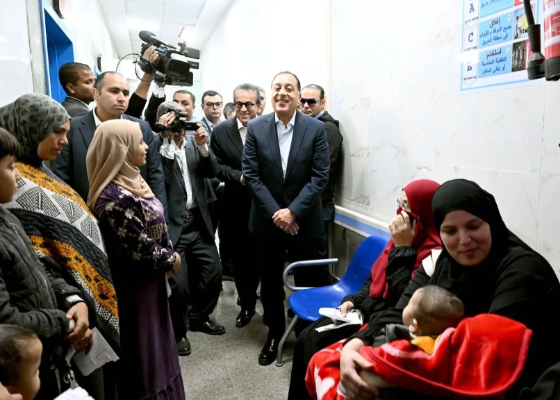 رئيس الوزراء يجري حواراً مع  المترددين على مركز طب الأسرة حول الخدمات المقدمة ويطمئن على مستوى رضاهم