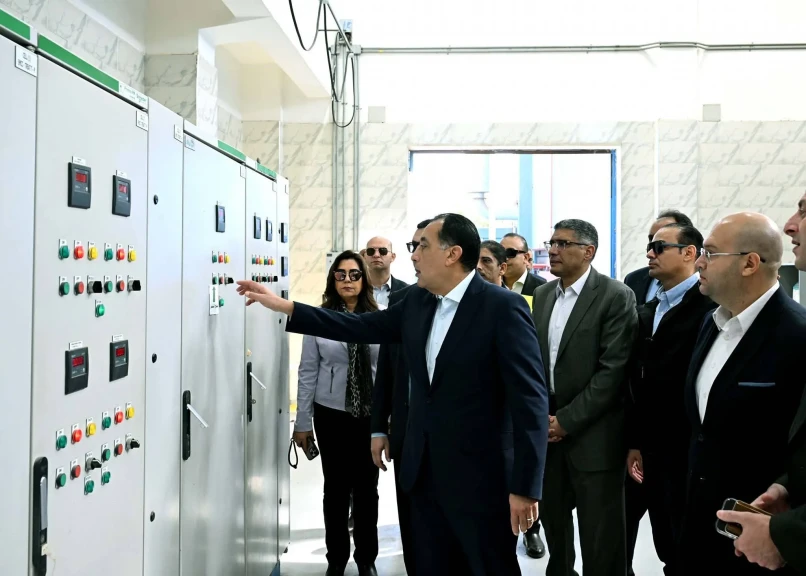 رئيس الوزراء يتفقد محطة مياه الشرب بأرض المشتل بمركز الصف.. ويضغط على زر تفعيل التشغيل