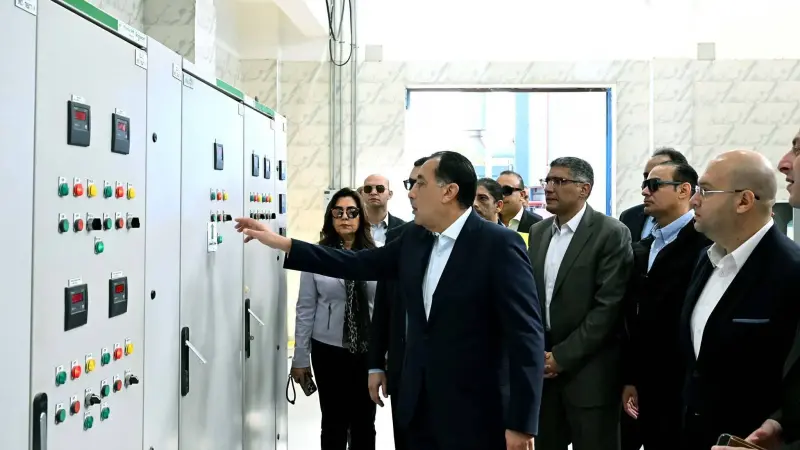 رئيس الوزراء يتفقد محطة مياه الشرب بأرض المشتل بمركز الصف.. ويضغط على زر تفعيل التشغيل