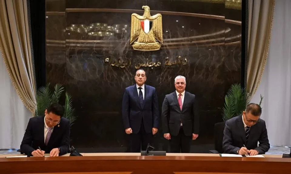 رئيس الوزراء يشهد مراسم توقيع 3 عقود مشروعات صناعية بالمنطقة الاقتصادية لقناة السويس