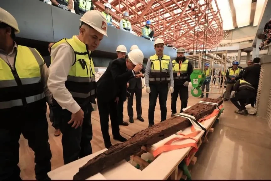 وزير السياحة والآثار يشهد تثبيت أول قطعة خشبية على الهيكل الخاص بإعادة تركيب مركب الملك خوفو الثانية بالمتحف المصري الكبير