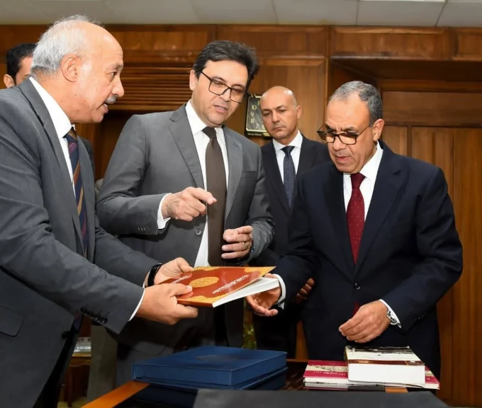 وزير الخارجية يتسلم وثائق ومستندات وخرائط تاريخية بعد ترميمها