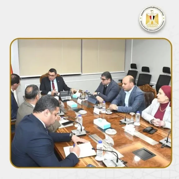 وزير الإسكان يتابع مع الشركة الوطنية الطرق ملفات العمل المشترك وأوجه التعاون