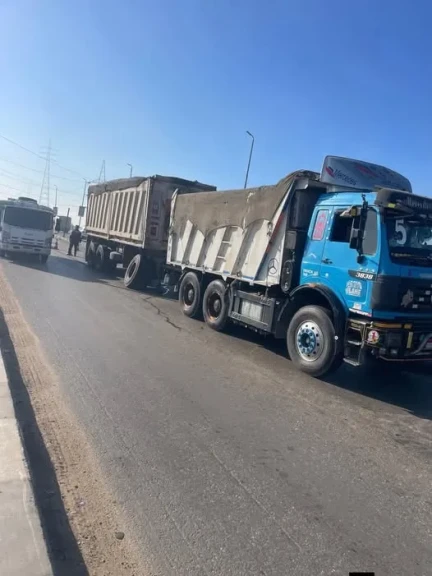 تعطل سيارة نقل بمقطورة أعلى كوبرى الجامعه والتدخل السريع لإعادة حركة المرور لطلبيعتها