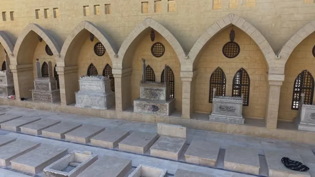 الشواهد التاريخية في مقابر الخالدين