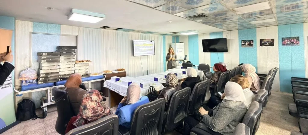 تدريسية في كلية طب المستنصرية ببغداد تقدم ورشة تدريبية علمية عن وسيلة منع الحمل طويلة الأمد في مستشفى بغداد التعليمي