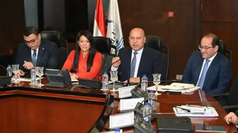 وزير الصناعة  يبحث مع وزراء التخطيط  والإسكان  والمالية تعزيز منظومة مرافق المناطق الصناعية المقامة بالمحافظات