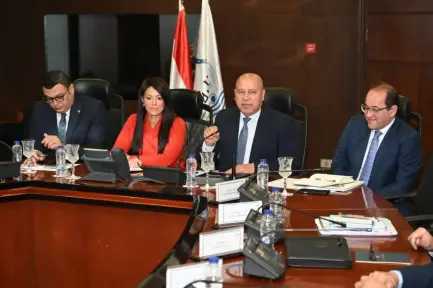 وزير الصناعة  يبحث مع وزراء التخطيط  والإسكان  والمالية تعزيز منظومة مرافق المناطق الصناعية المقامة بالمحافظات