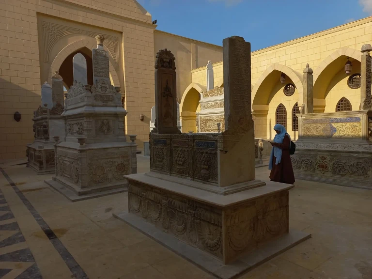 الحفاظ علي نقوش الشواهد والتركيبات الجنائزية في الخالدين