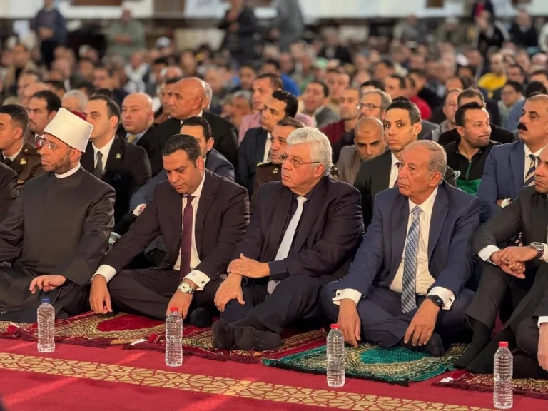 رئيس جامعة بورسعيد يشهد شعائر صلاة الجمعة من المسجد العباسي في إطار احتفال بورسعيد بعيدها القومي