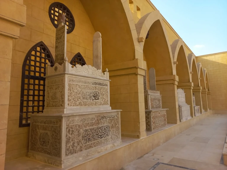 الخالدين عرض الشواهد التراثية ونقل الرفات لرموز وطنية