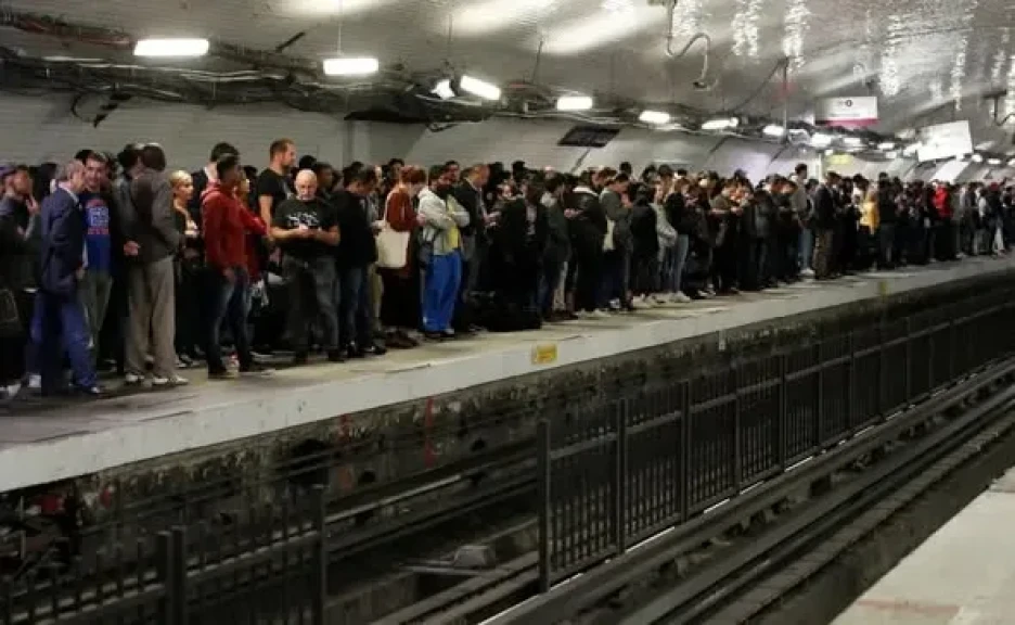 إصابة ثلاث سيدات بجروح جراء حادث طعن في مترو الأنفاق بباريس